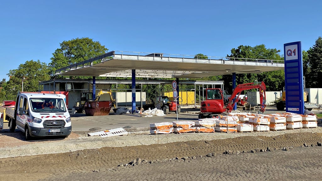 Die Q1-Tankstelle in Möser während der Abrissarbeiten. An der angrenzenden Bundesstraße 1 wird derzeit ebenfalls gebaut.