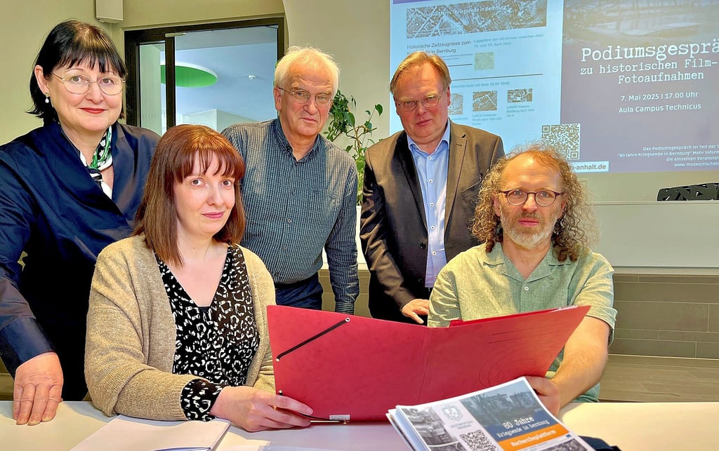 Kerstin Schmidt (v.li.), Christiane Heinevetter, Joachim Grossert, Uwe Hey und Olaf Böhlk sprechen über die letzten Kriegstage in Bernburg.