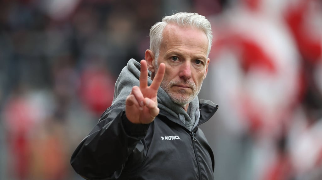 Zwei Spiele stehen für den Halleschen FC um Trainer Mark Zimmermann in dieser Regionalliga-Saison noch aus.