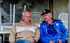 Mario Basler (li.) plaudert in Nudersdorf mit Platzwart Kurt Neisen und erfährt, was alles noch für die Anlage des Kresioberligisten benörigt wird.  