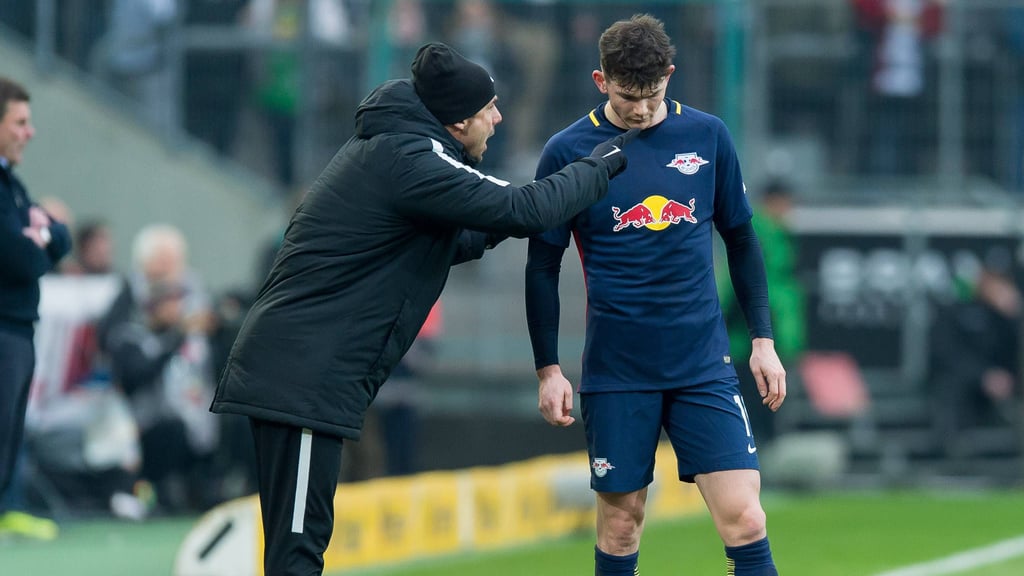 Leipzigs Trainer Zsolt Löw (l.) und Werder-Stürmer Oliver Burke gemeinsam bei RB