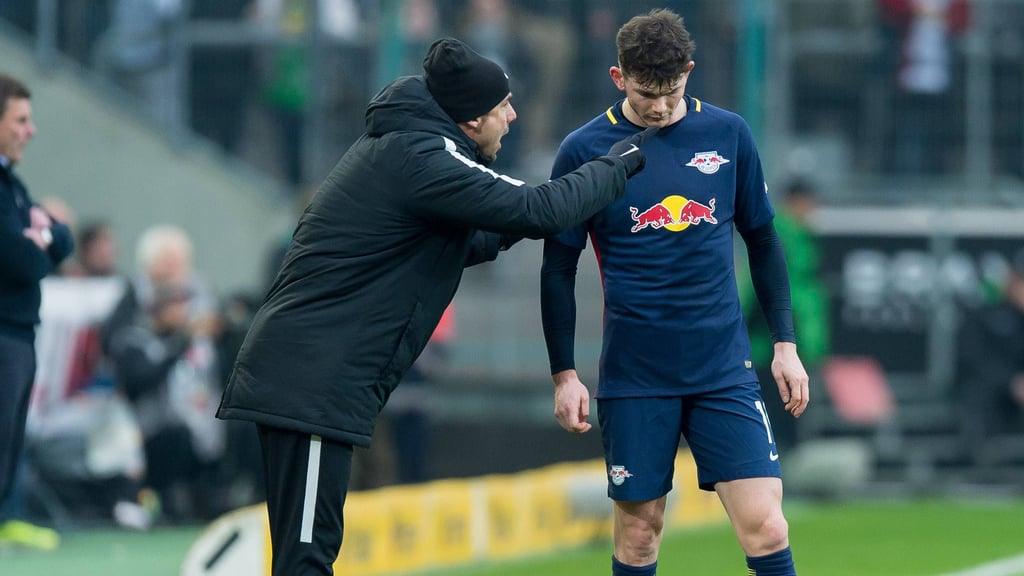 Leipzigs Trainer Zsolt Löw (l.) und Werder-Stürmer Oliver Burke gemeinsam bei RB