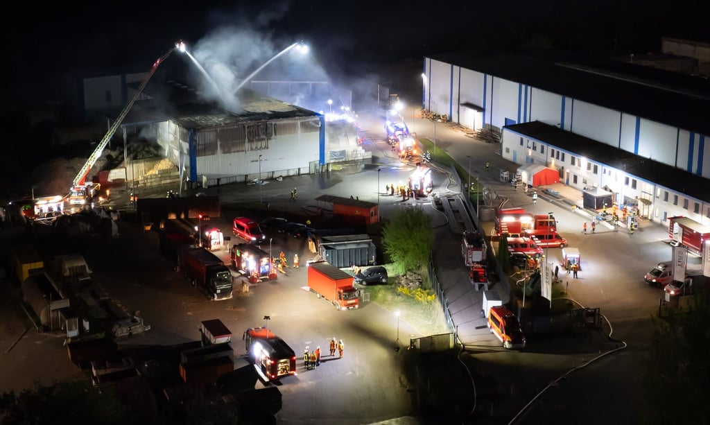 Bei einem Brand einer großen Halle auf einem Recyclinghof wurde niemand verletzt.