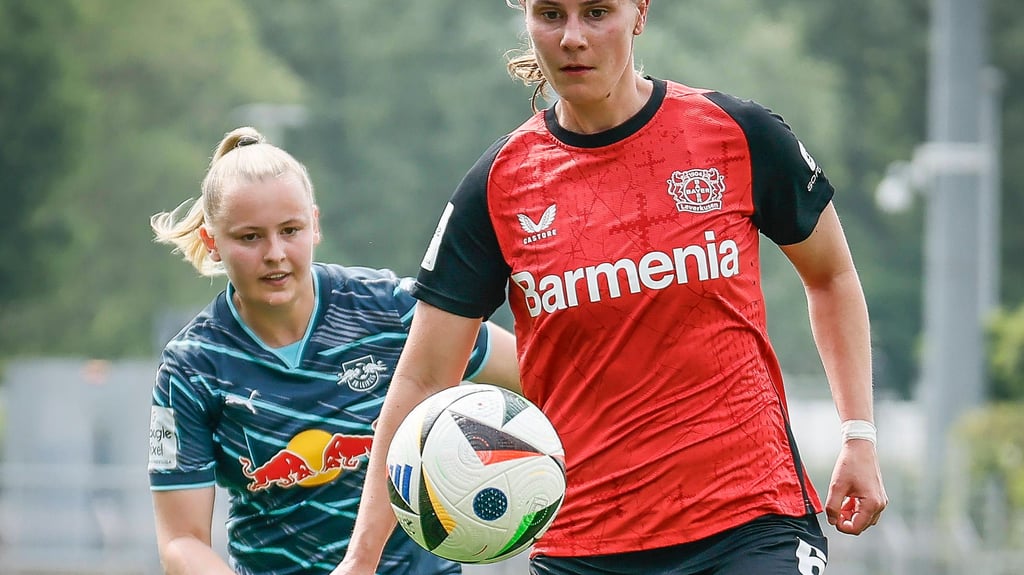 Vanessa Fudalla (links) im Spiel gegen Bayer Leverkusen.