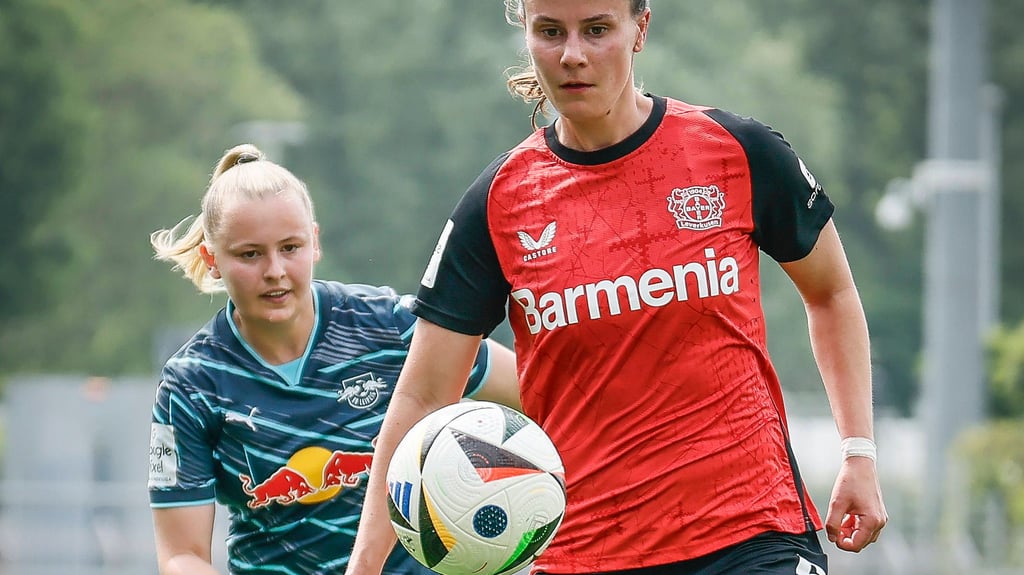 Vanessa Fudalla (links) im Spiel gegen Bayer Leverkusen.