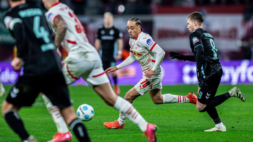 Xavi Simons am Ball gegen Werder Bremen.