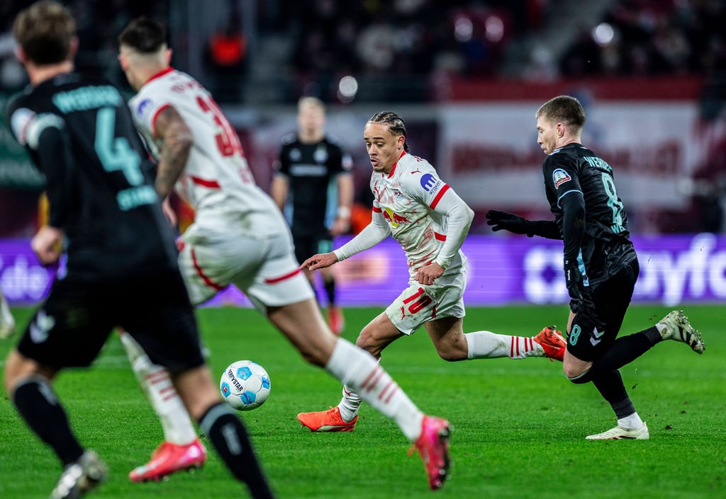 Xavi Simons am Ball gegen Werder Bremen.