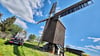 Die Stadtwerke Eisleben stellten für die Reparatur an der Bockwindmühle einen Hubsteiger zur Verfügung.
