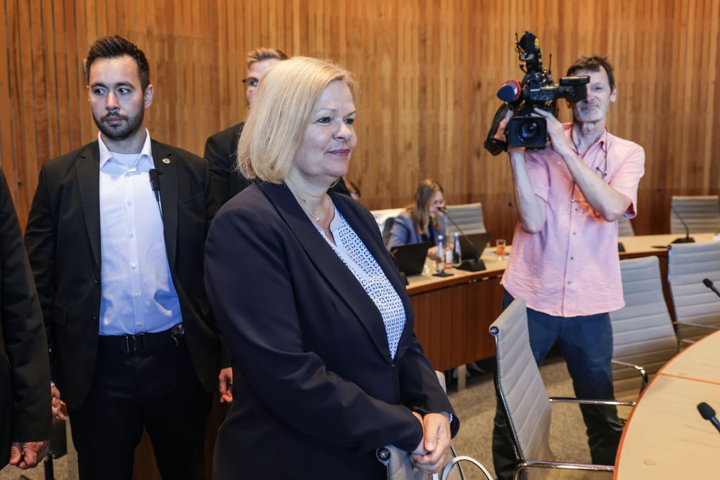 Die ehemalige Bundesinnenministerin Nancy Faeser (SPD) steht im Untersuchungsausschuss des nordrhein-westfälischen Landtags zum Terror-Anschlag von Solingen Rede und Antwort.