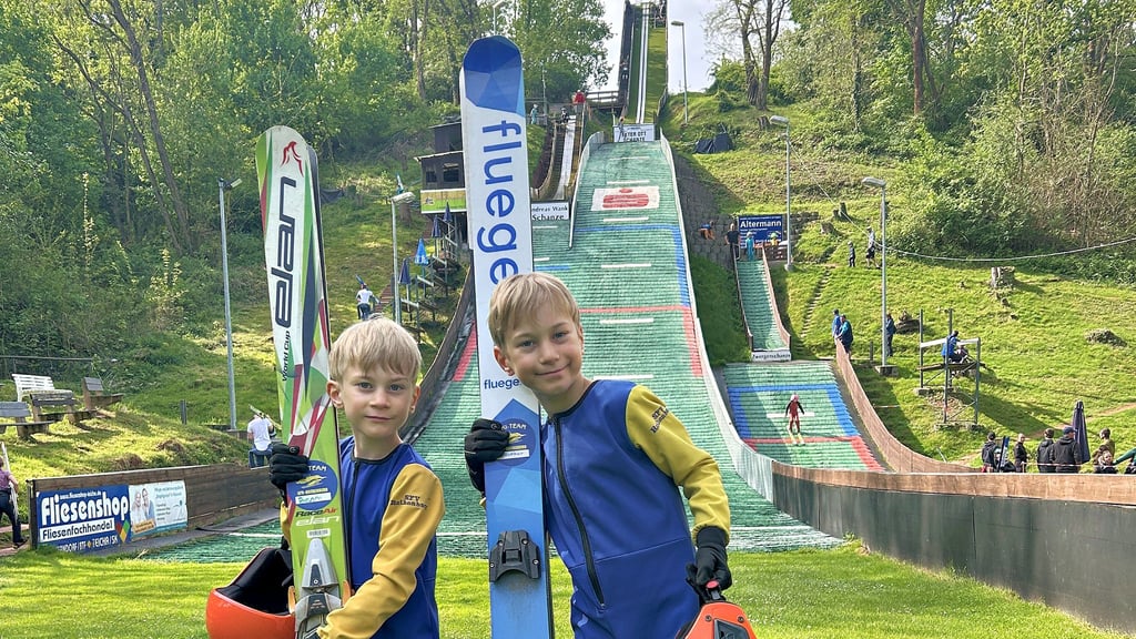 Benno und Arthur Lux aus Bernburg sind begeisterte und schon erfolgreiche Skispringer.