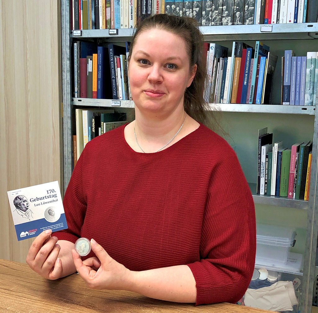 Anett Gottschalk zeigt eine der Gedenkmünzen zum 170. Geburtstag Leo Löwenthals. Es gibt sie in Zinn und Silber, geprägt wurden sie in Radegast.