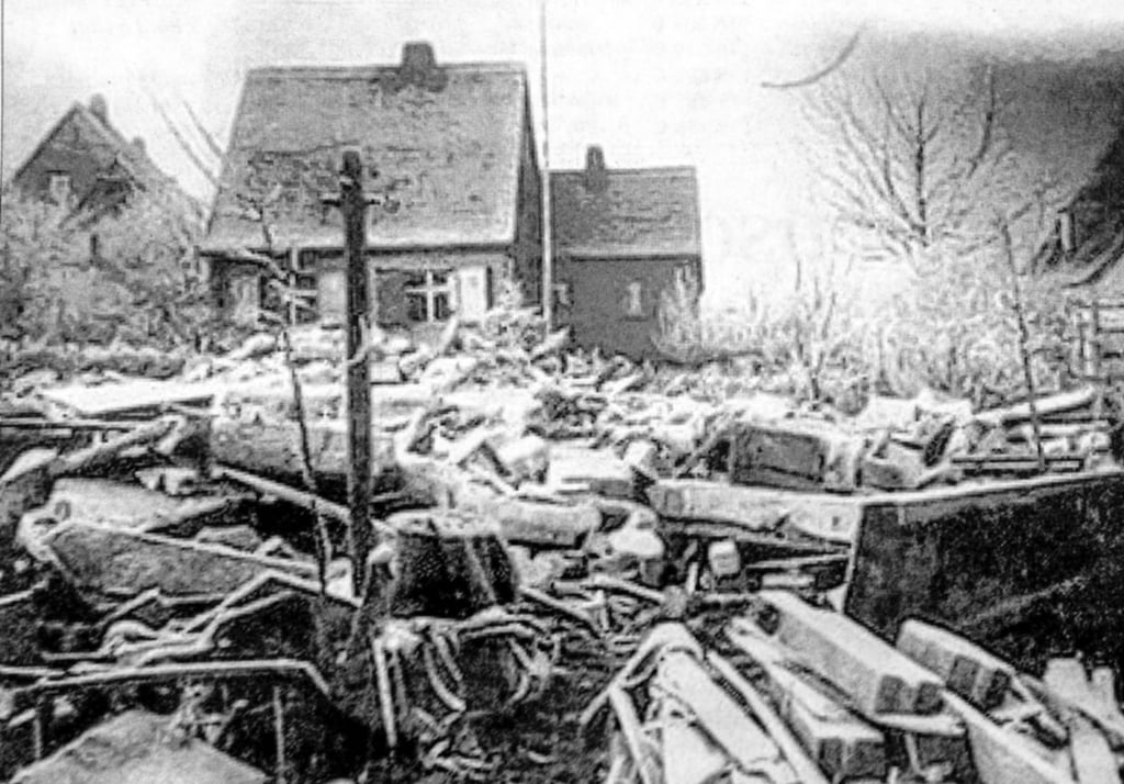 Kriegsende in Zeitz: Schuttberge am Platanenweg