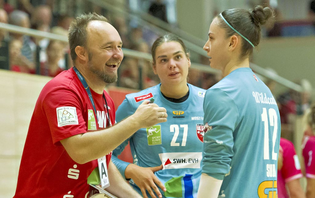 Calbes früherer Erfolgscoach Andreas Wiese (links) ist beim künftigen Bundesligisten aus Halle als Torwarttrainer tätig.