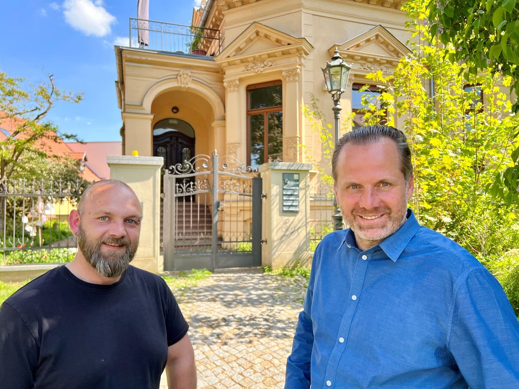 Zurück in der Schule: Kay Lorenz (links) trifft sich mit Frank Klemmer zum Gespräch in der Fachschule für Sonderpädagogik in Aschersleben.