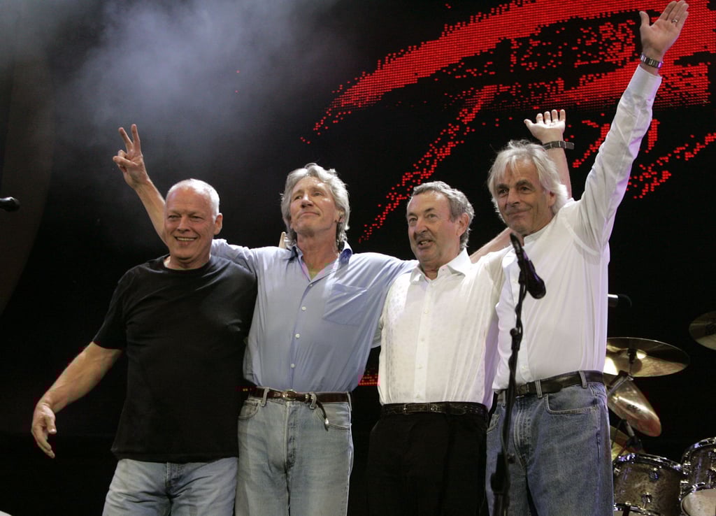 Die Bandmitglieder bei einer historischen Wiedervereinigung im Jahr 2005. Mit einer neu aufgelegten Version ihres legendären Musikfilms landet die Band ihr mittlerweile achtes Nummer-eins-Album.