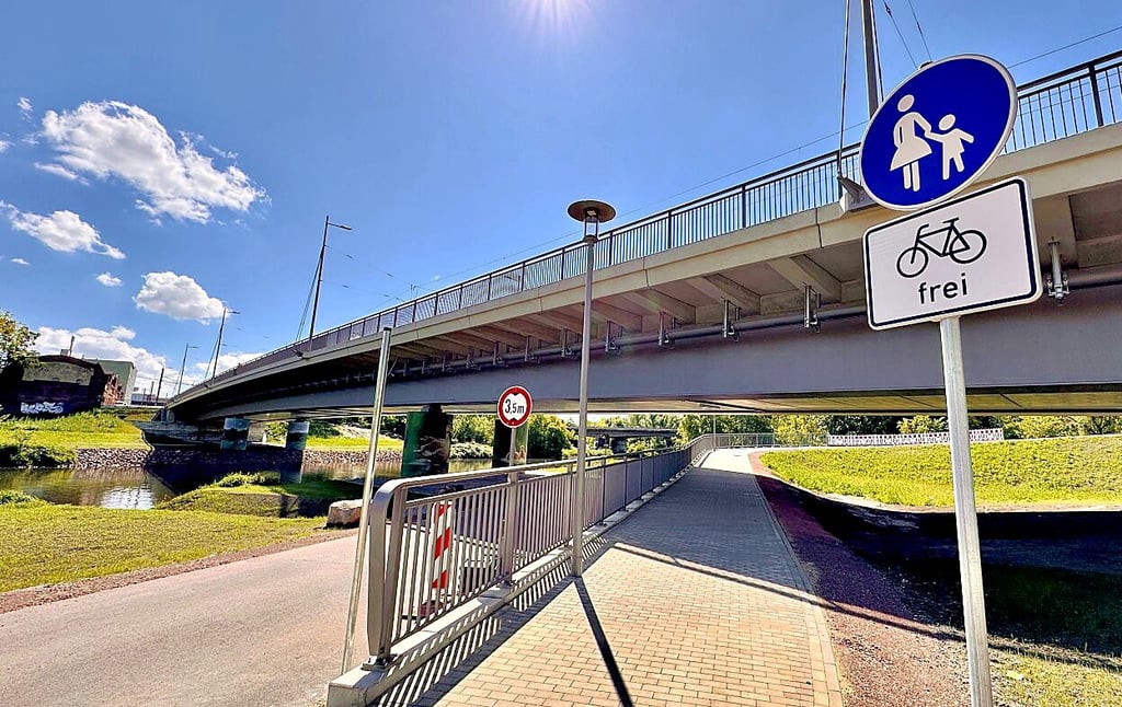 Hier ist die Fahrradrampe an der neuen Elisabethbrücke zu sehen. Wird durch die Zufahrt wichtige Überflutungsfläche blockiert?