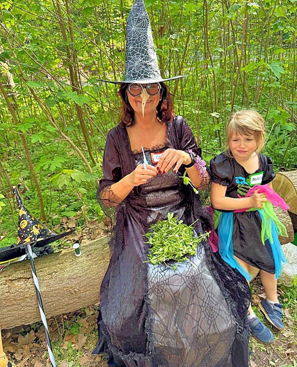 Pädagogin Ute Krämer kocht mit den Kindern eine Hexensuppe.
