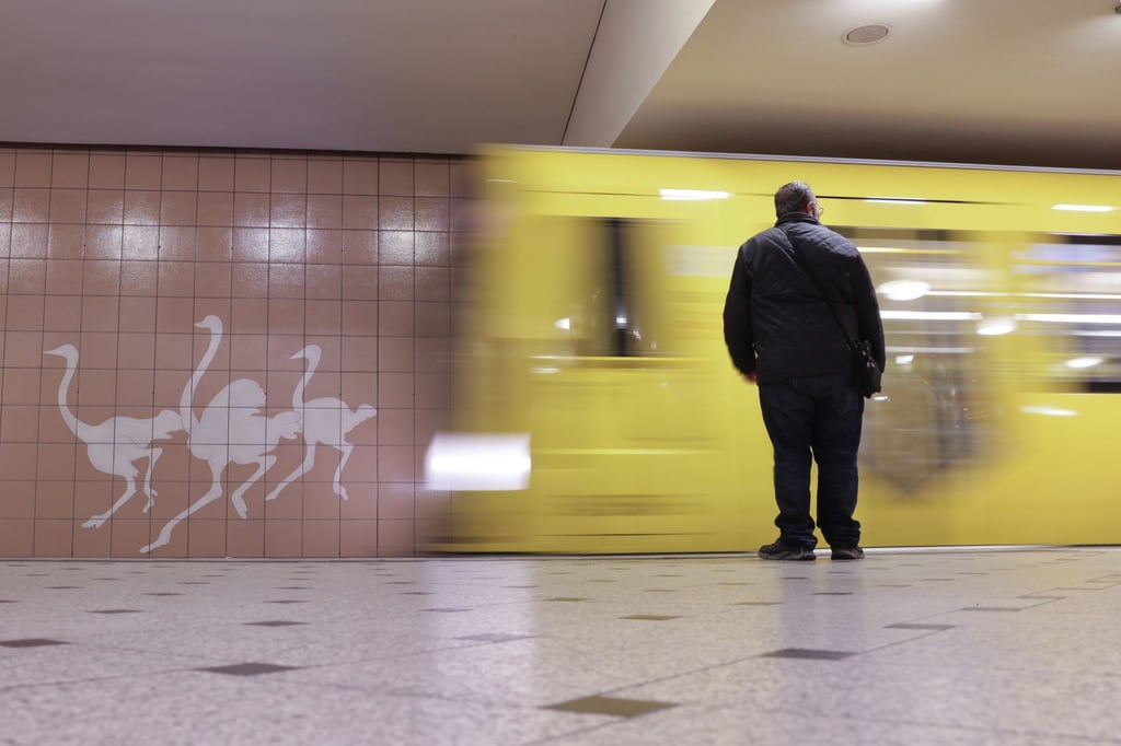 In Berlins U-Bahnen sind Fahrkartenkontrollen seltener geworden. (Archivbild)