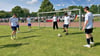 Die Jungs vom Einstein-Gymnasium kicken auf dem Sportplatz und haben ihre Fans im Hintergrund. Gewonnen hat jedoch  die Mannschaft des Berufsschulzentrums Wittenberg. 