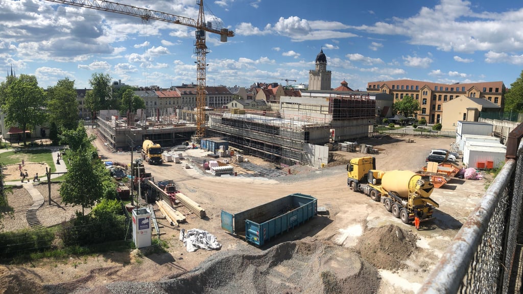 Die Baustelle der neuen Grundschule in der Schimmelstraße in Halle. Bei Grabungen wurde hier Braunkohle in der erde gefunden.