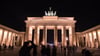 Das Brandenburger Tor soll am Abend in ungewohnten Farben zu sehen sein. (Archivbild)