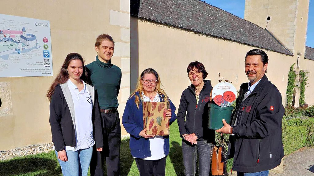 Die Groß Rosenburger Initiatoren Karin Keller (2.v.r.) und Seluan Al-Chakmakchi (r.) mit den Rosenzüchtern aus dem österreichischen Rosenburg.