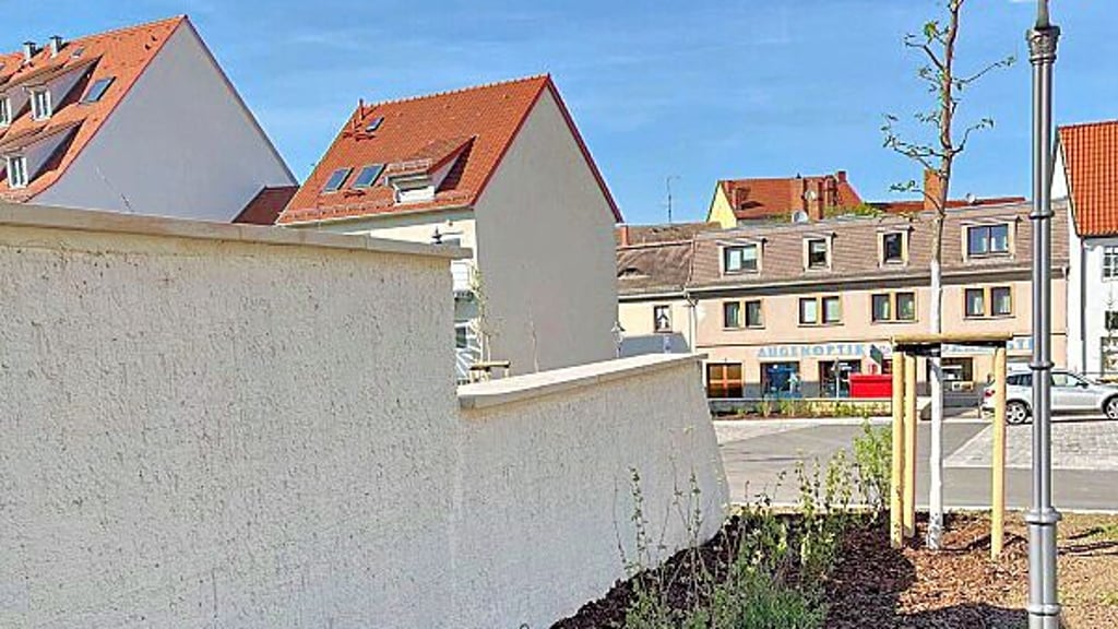 Zwölf Bäume wurden am Parkplatz Besenstraße gepflanzt