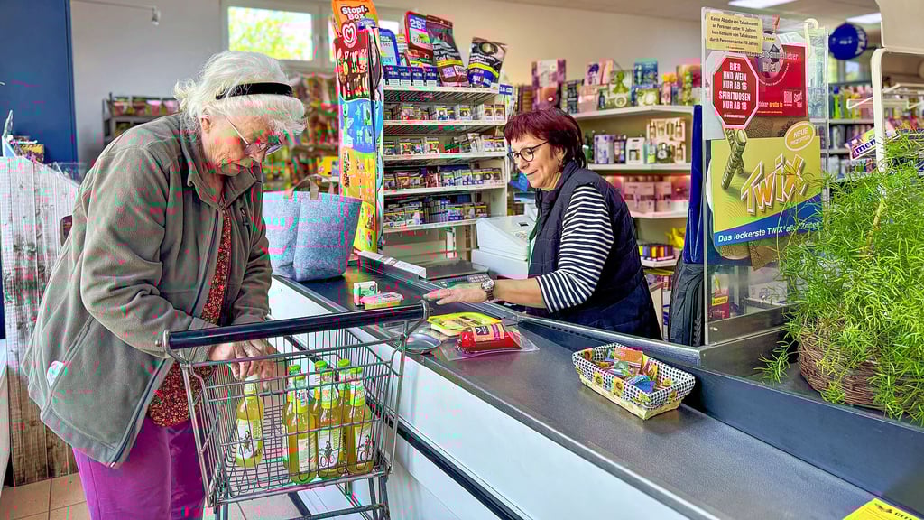 Gabriele Viehweger (l.) beim Einkauf in „Elkes Minimarkt“ in Wartenburg. Seit 20 Jahren führen Elke und Frank Finke den Laden – mit persönlichem Service, direktem Draht zur Kundschaft und einem breiten Sortiment.