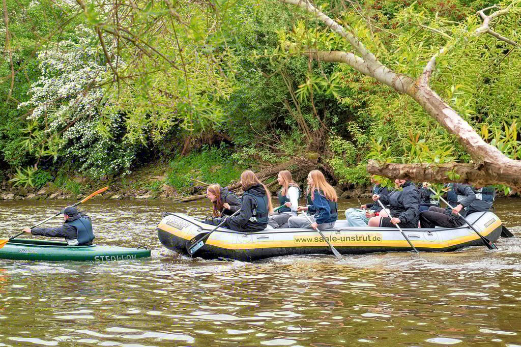 Überholmanöver auf der Saale nahe Bad Kösen: Ein Kanufahrer wird von einer Schlauchboot-Gruppe verfolgt.