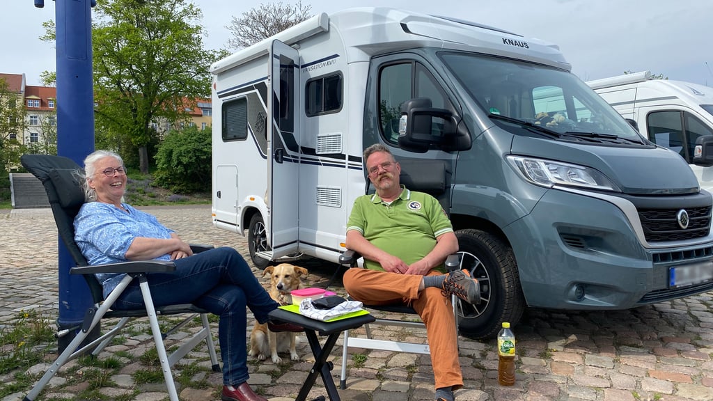 Die Dortmunder Viola und Guido Burkhardt waren für einen Tag zu Besuch in Magdeburg. Mit ihrem Wohnmobil standen sie auf dem Stellplatz am Petriförder.