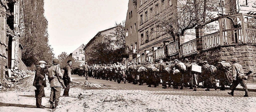 Kriegsende in Zeitz: Hier sollen Amerikaner Kriegsgefangene durch Zeitz getrieben haben. Andere Quellen sagen, dass hier Amerikaner einmarschieren. Das Foto gibt es aus dem US-Army-Archiv und aus dem Archiv von Petrik Wittwika.