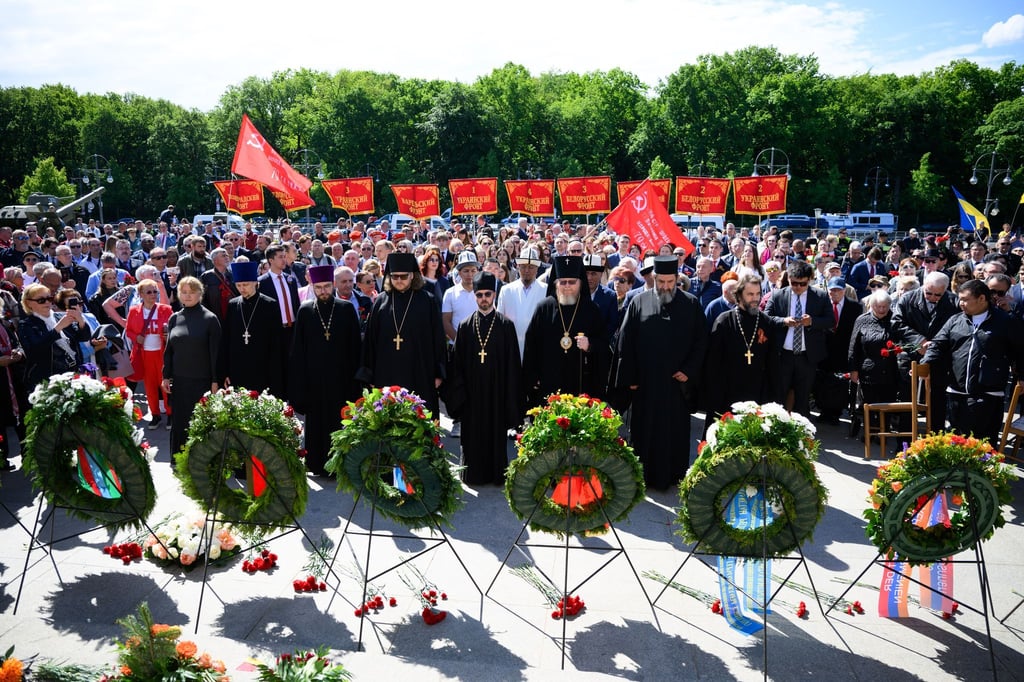 Rund 1.200 Menschen demonstrieren pro Russland am sowjetischen Ehrenmal.