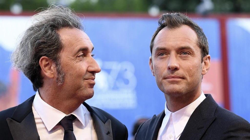 Die Serie „The Young Pope“ wurde 2016 bei den Filmfestspielen in Venedig vorgestellt - hier Regisseur Paolo Sorrentino (links) und der Hauptdarsteller Jude Law.