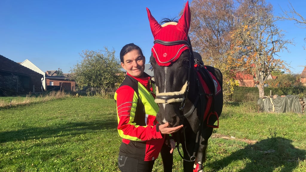 Mit ihrem französischen Warmblut Paule Panther hat Juliane Kolbe einen berittenen Sanitätsienst gegründet. Ist das der Grund für die Attacken?