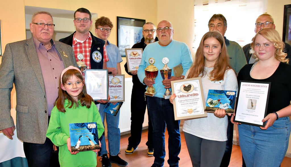 Der Vorsitzende des Kreisverbandes der Rassegeflügelzüchter Aschersleben-Staßfurt, Wolfgang Bohne (l.) mit den ausgezeichneten Zuchtfreunden.