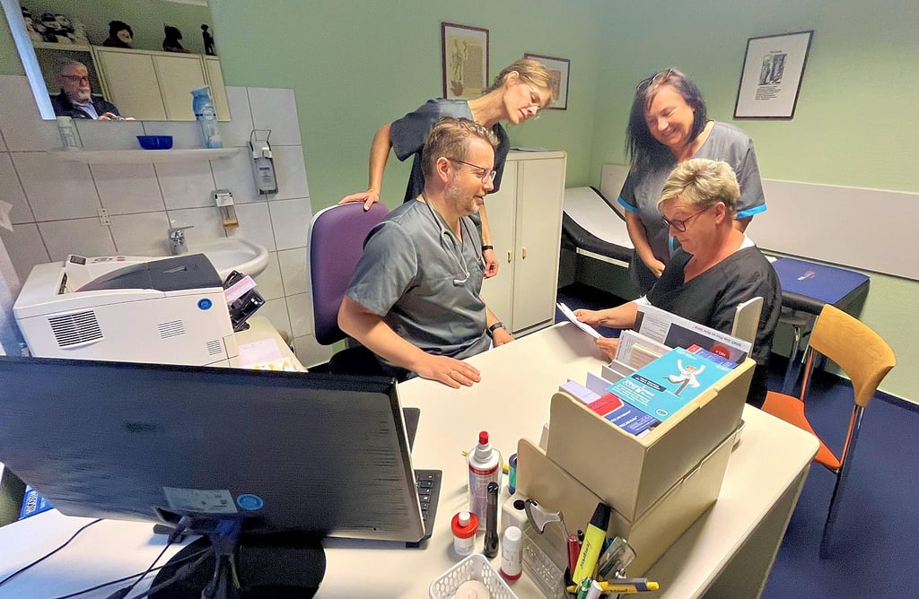 Teambesprechung: Arzt Florian Gernert übernimmt nicht nur Patienten, sondern auch Verantwortung.