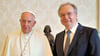 Reiner Haseloff 2015 mit dem nun verstorbenem Franziskus