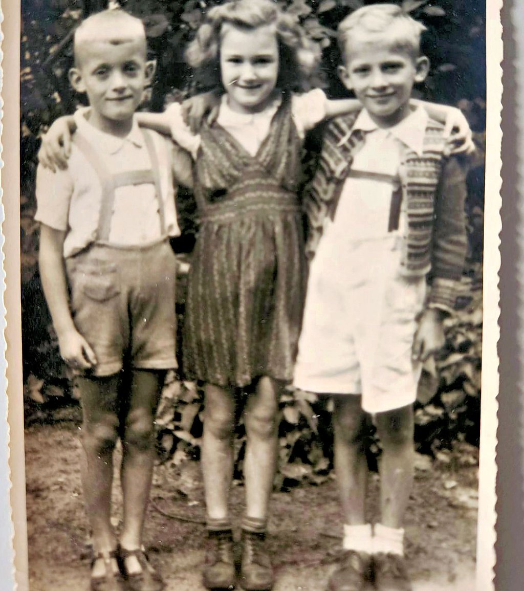 Dietlind hat ihre beiden Cousins Volker (l.) und Rainer aus Barby geschnappt, um sich fotografieren zu lassen. Das Foto wurde im Sommer 1950 gemacht.