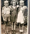 Dietlind hat ihre beiden Cousins Volker (l.) und Rainer aus Barby geschnappt, um sich fotografieren zu lassen. Das Foto wurde im Sommer 1950 gemacht.  