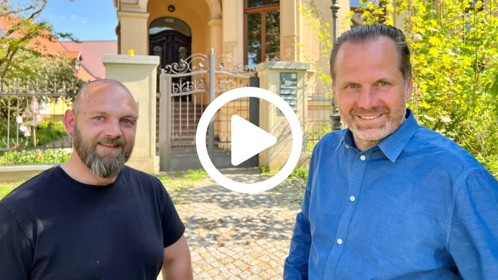 Zurück in der Schule: Kay Lorenz (links) trifft sich mit Frank Klemmer zum Gespräch in der Fachschule für Sonderpädagogik in Aschersleben.