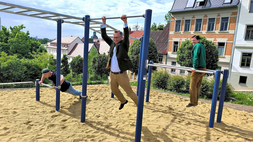 Thomas Suk, Sachgebietsleiter Öffentliches Grün / Baumschutz der Stadt Zeitz, Oberbürgermeister Christian Thieme und Roman Mikhaylov, Leiter des Bereiches Wirtschaftliche Entwicklung der Stadt Zeitz, nutzten die Chance und machten die ein oder andere Übung an der neuen Callisthenicsanlage.