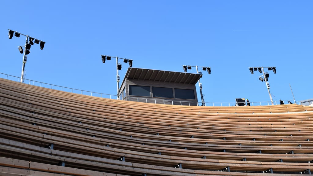 Blick von der Bühne nach oben auf die Sitzreihen. Das Harzer Bergtheater ist mit neuer Licht- und 3D-Tontechnik ausgestattet worden. An den Masten befinden sich unter anderem Strahler.