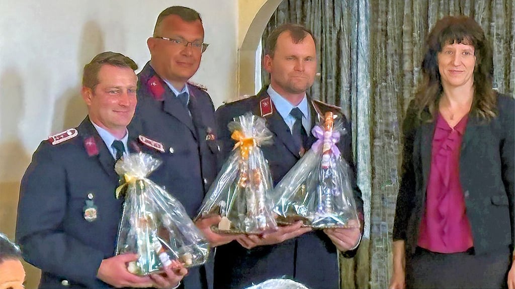 Bereit für die gemeinsame Sache: Ortswehrleiter Benjamin Richter (Drewitz), Andreas Hübe (Magdeburgerforth), Christian Kalusa (Dörnitz) mit Möckerns Stadtbürgermeisterin Doreen Krüger (v. li.).