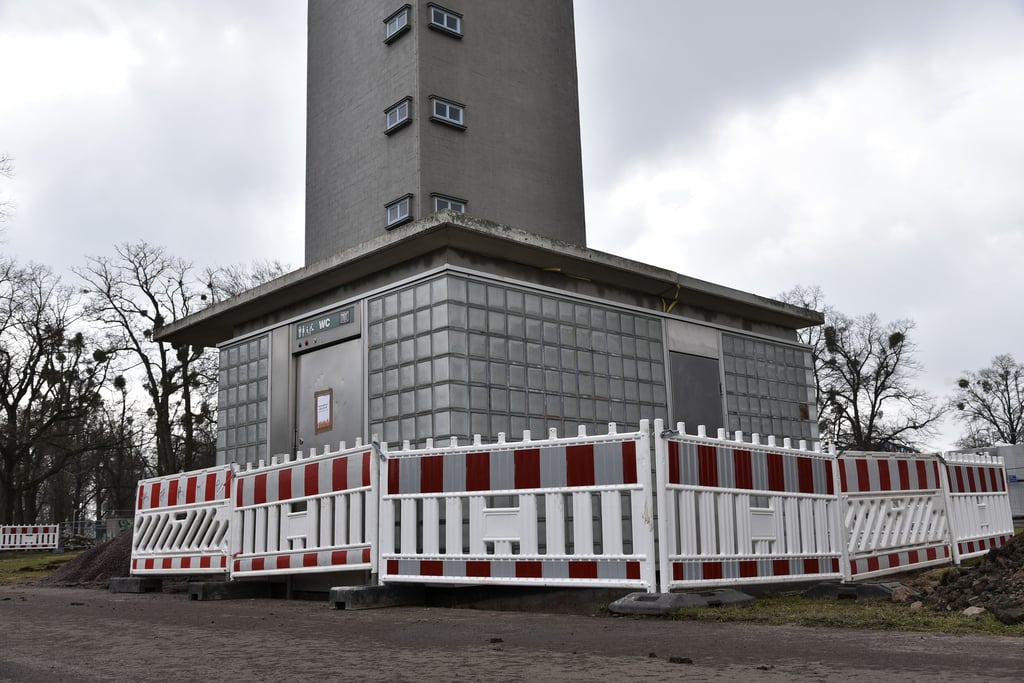 Das Toilettenhaus am Albinmüller-Turm in Magdeburg. Die Anlage kommt vorerst nicht nach Reform.
