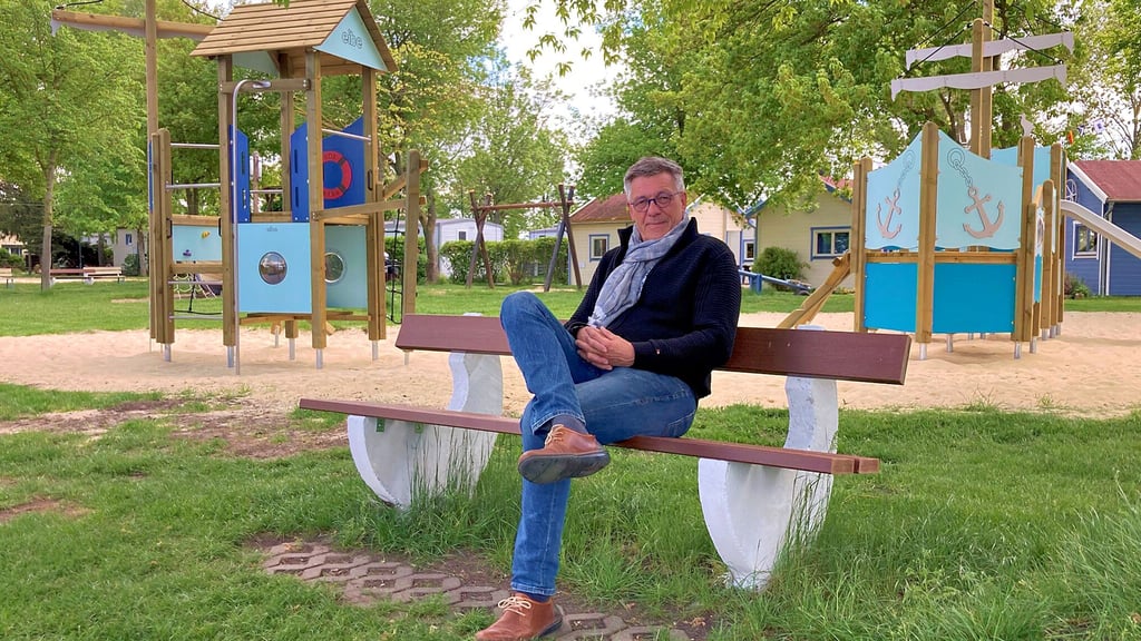 Jedes Jahr denkt sich das Team des Ferienparks Am Löderburger See etwas Neues für die Gäste aus. 2025 blickt Betreiber Michael Schnock mit einem neuen Spielplatz ins Badejahr.