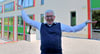 Norbert Dege zeigt eine Pose aus dem Lachyoga.