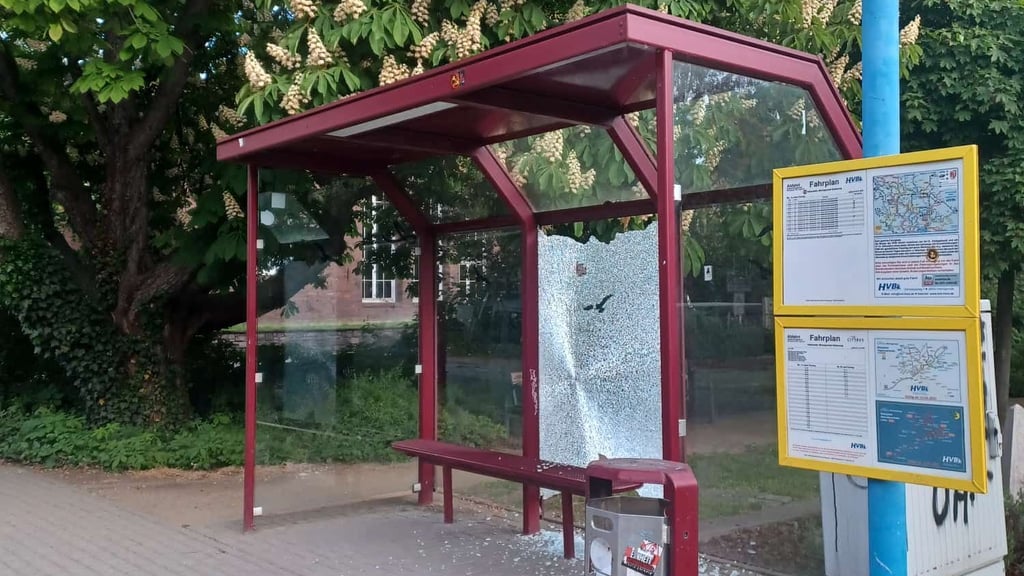 Mindestens zwölf Bushaltestellen in Wernigerode wurden stark beschädigt, unter anderem am Gießerweg.