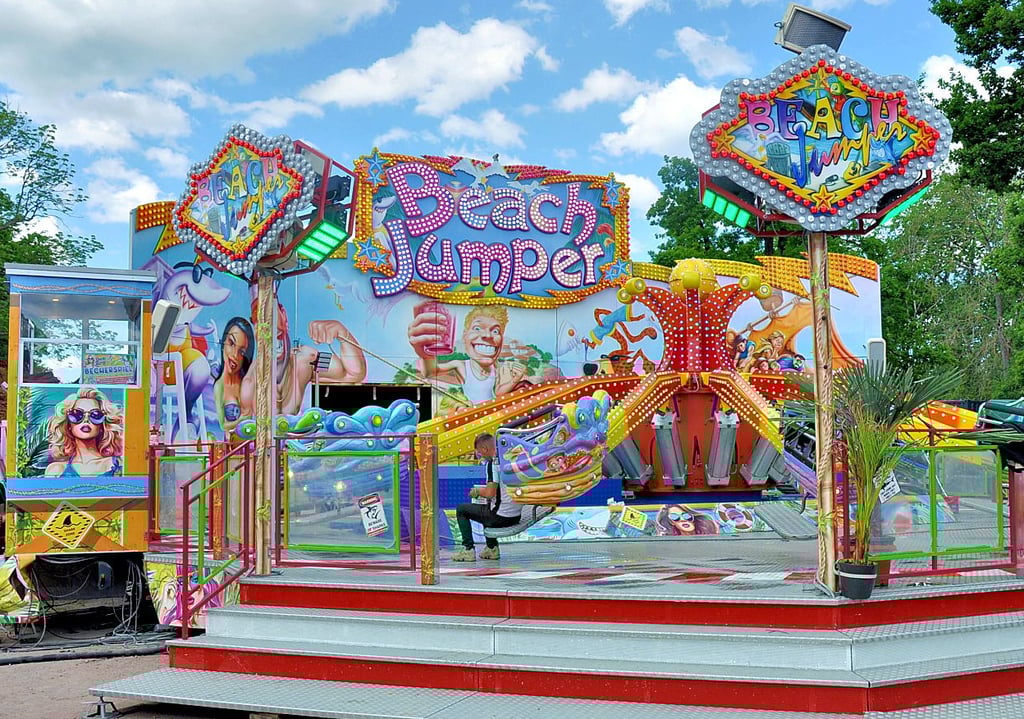 Der Beach Jumper ist ein Novum auf dem Schützenplatz in Stendal und verspricht zum Frühlingsfest eine Menge Spaß für Groß und Klein.