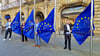 Am Europatag wurden EU-Flaggen vor dem Stadthaus gehisst. V.l.: Tim Kehrwieder (FDP), Catalina Möwes (Volt), OB Alexander Vogt und David Horn.