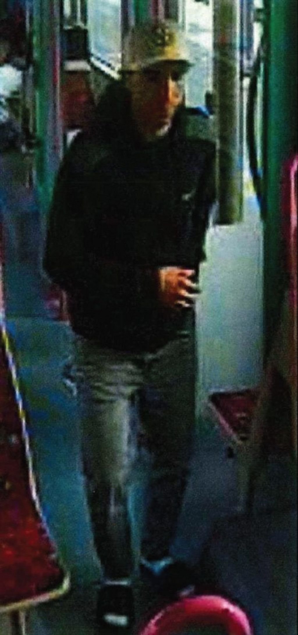 Dieser Mann wurde von der Überwachungskamera in der Straßenbahn erfasst.